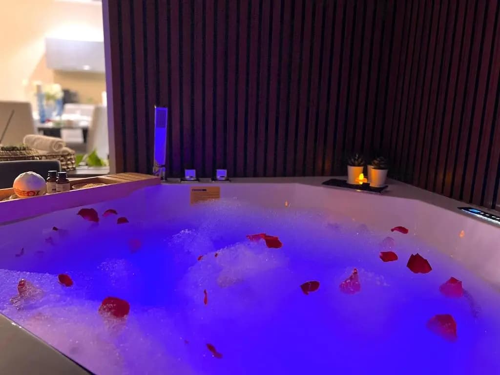 Stylish Apartment with a Jacuzzi (Park&Pool View) - photo 13