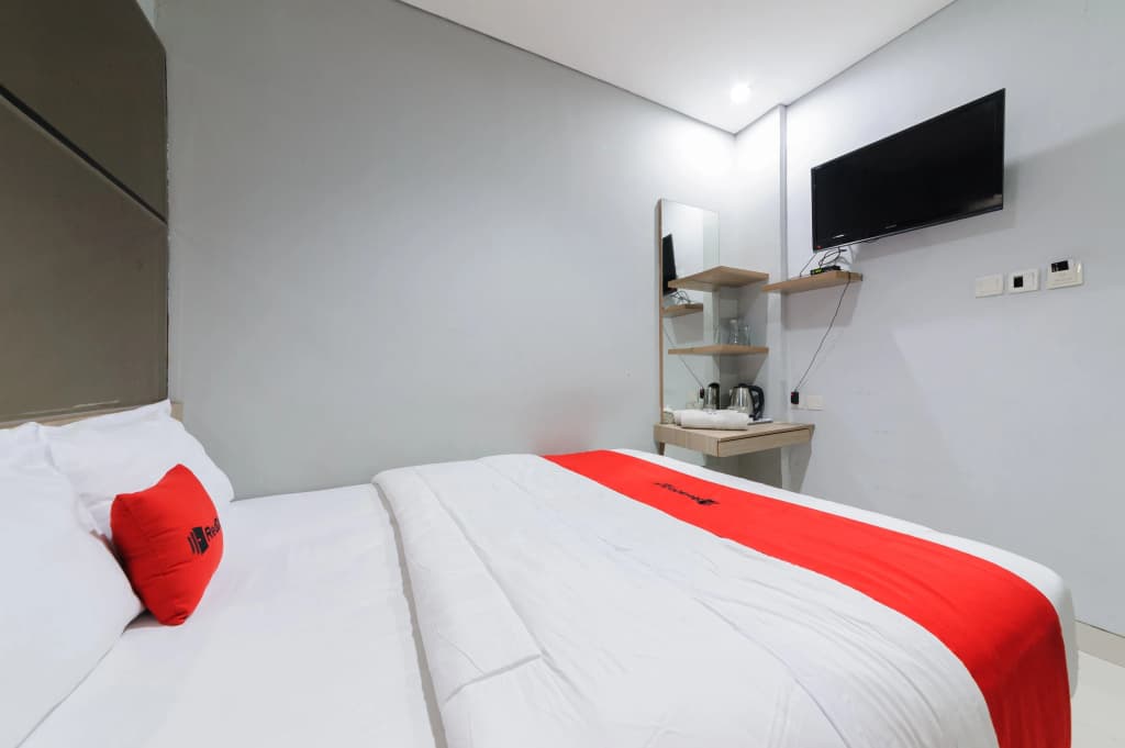 RedDoorz Plus near Grand Indonesia Jakarta - photo 19