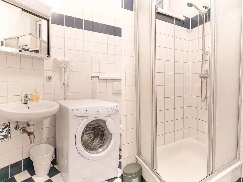 Basic 2BR Apt Near Westbahnhof - photo 6