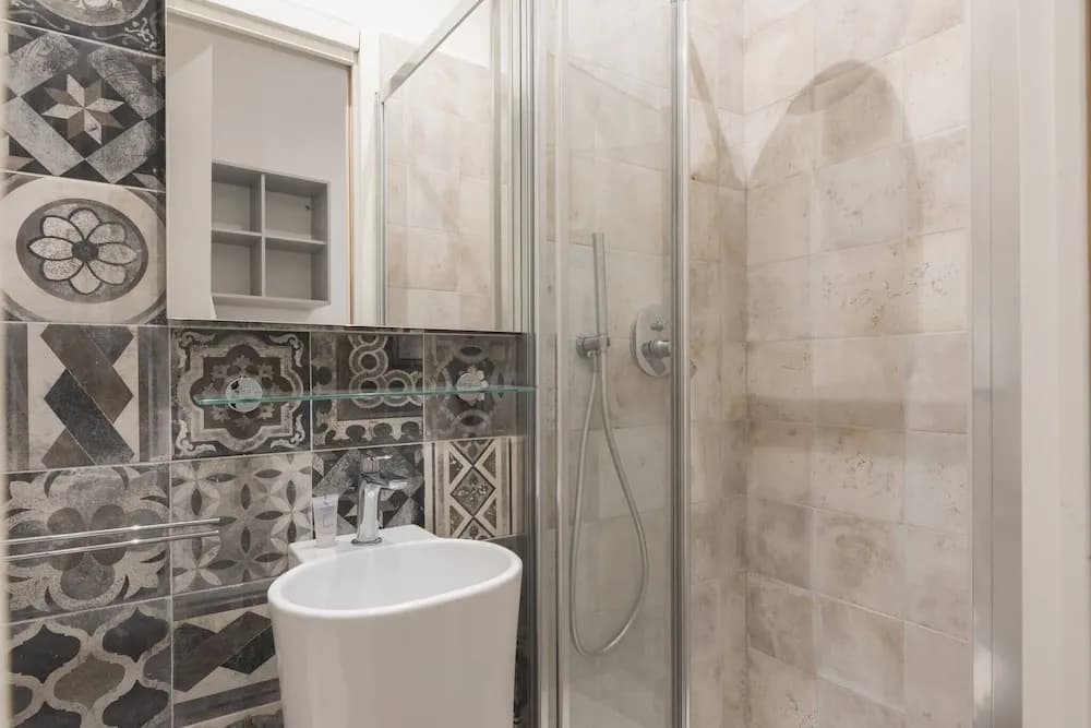 Vatican Suite 2 Levels Completely Renovated - photo 18