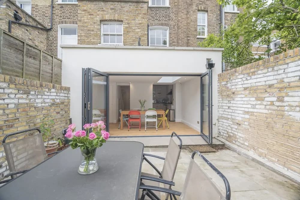 Bright Family Home in Angel with Patio - photo 12