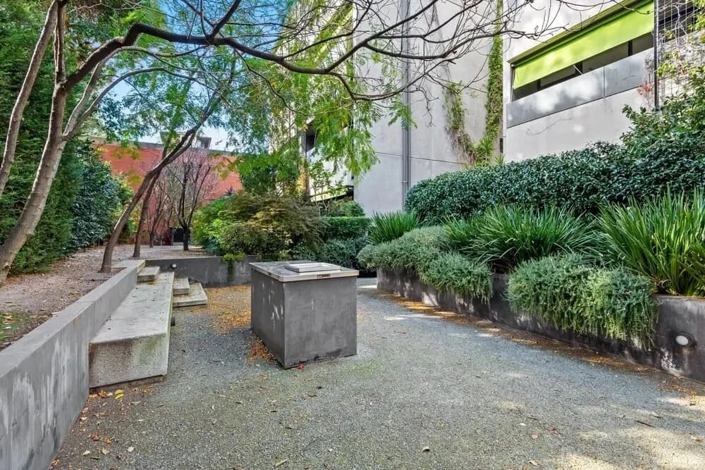Chic 2-bed Apartment in Vibrant St Kilda - photo 9