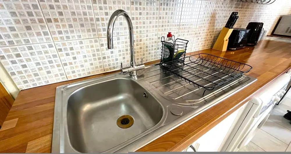 Spacious 4BR Edinburgh Home Free Parking - photo 11