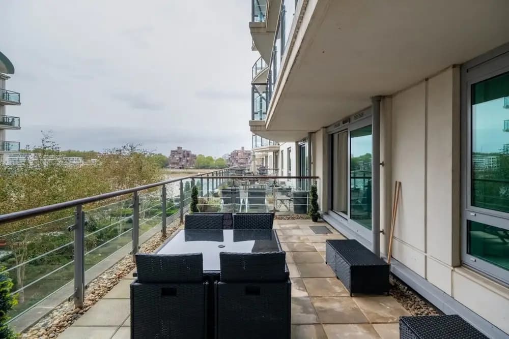 Central 2BD Flat w/ River View Balcony - Vauxhall! - photo 6