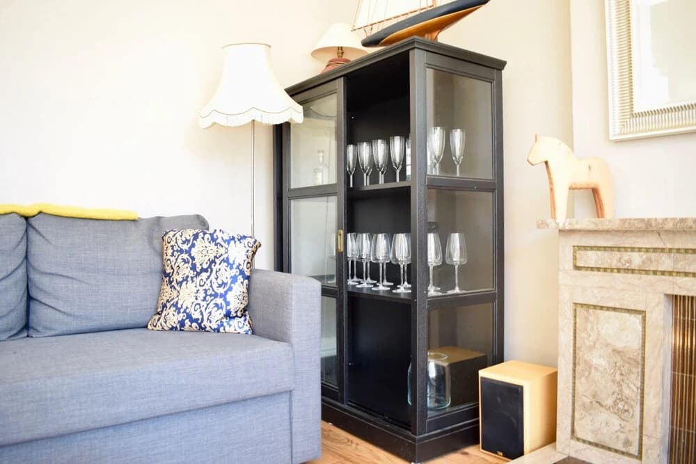 2 Bedroom Traditional Edinburgh Flat - photo 3