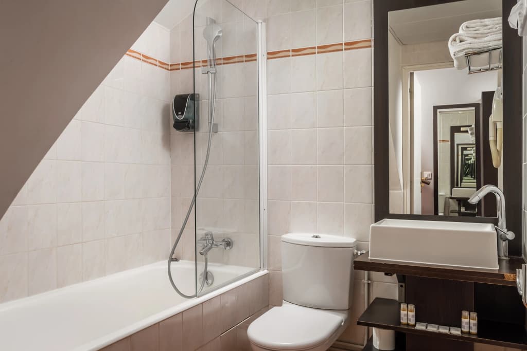 Hôtel Des Deux Avenues - photo 9