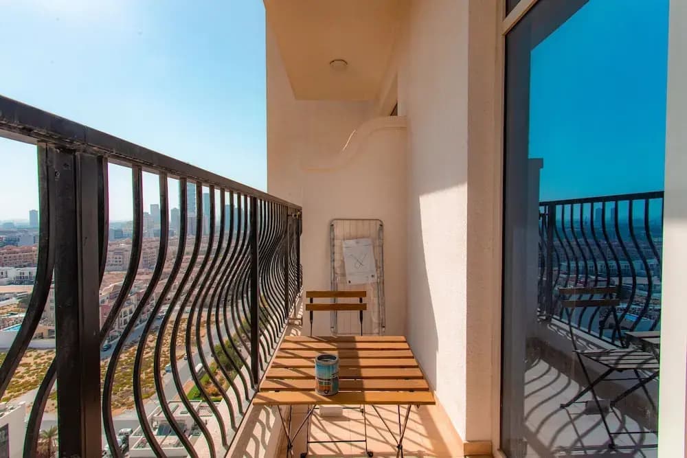 Travertine studio with stadium views - photo 5
