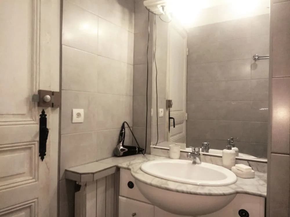 Nice Center Room - photo 8