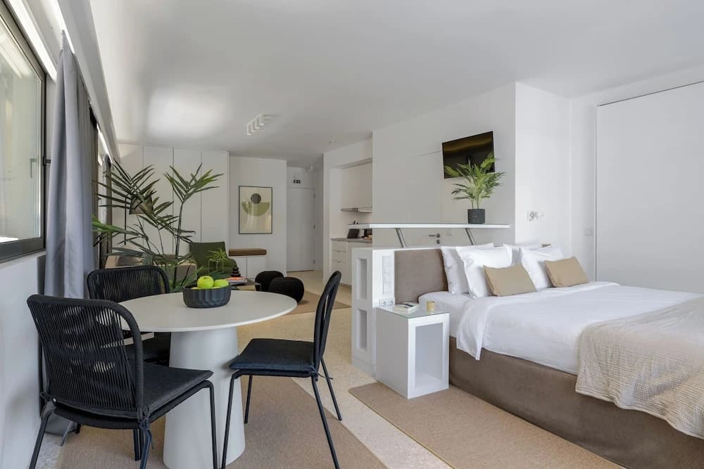 Momo Suites Acropolis by Aura Homes - photo 2
