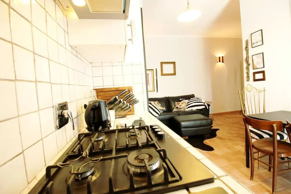 Groovy Rome Art Apartment - photo 13