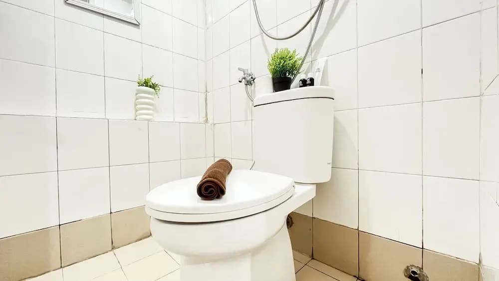 Warm And Comfy 2Br At Bassura City Apartment - photo 11