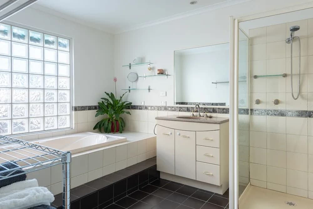 Gorgeous family retreat next to the CBD - photo 9