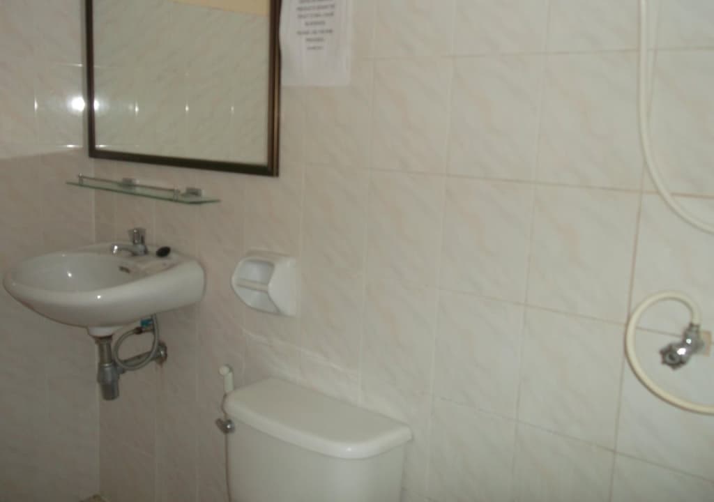 The Zoo Bar Hostel - photo 6