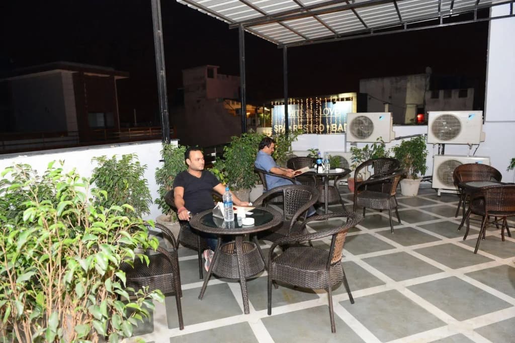 Hotel Cabana 5 Mins Walking Distance From NDLS Station - photo 11