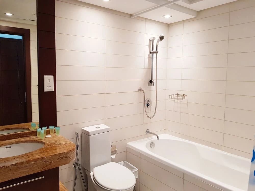 Luton Vacation Home Burj Views - photo 8