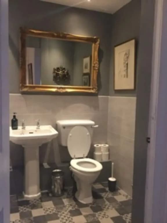 Elegant 2 Bedroom Home in City Centre - photo 7