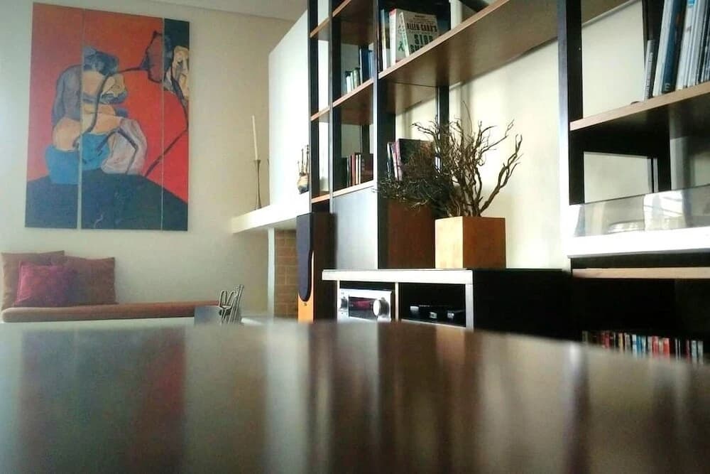 Beautiful 4flr 2bdr and Parking - photo 11