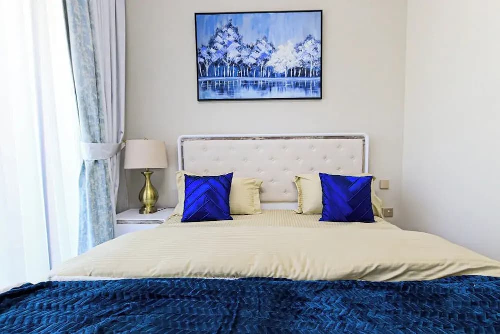 Spacious 2BR Apt Maids Elegance - photo 4