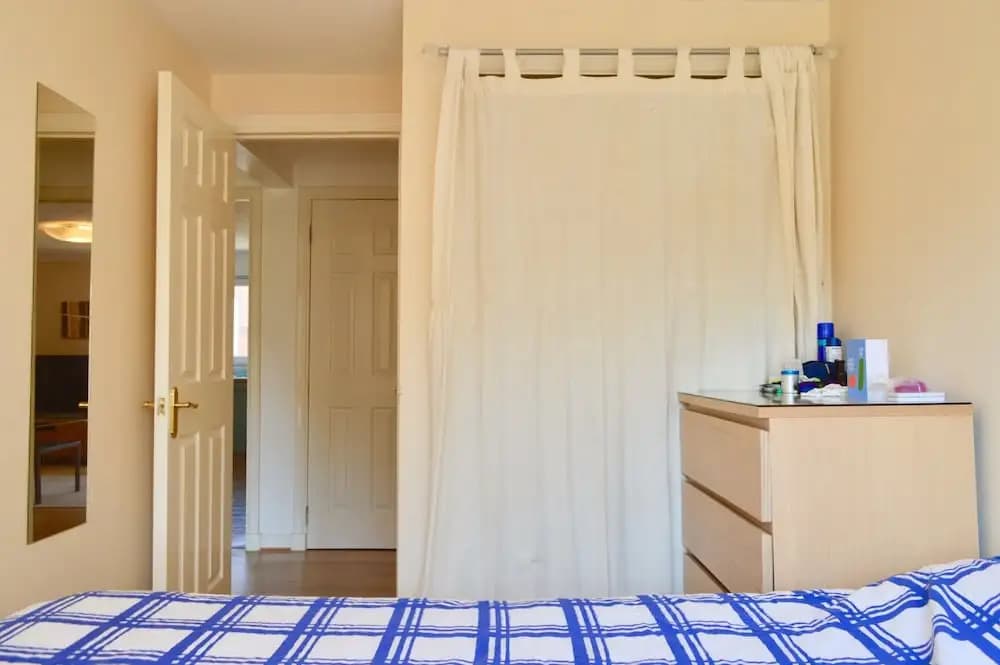 Modern Two Bedroom Flat in Leith - photo 6