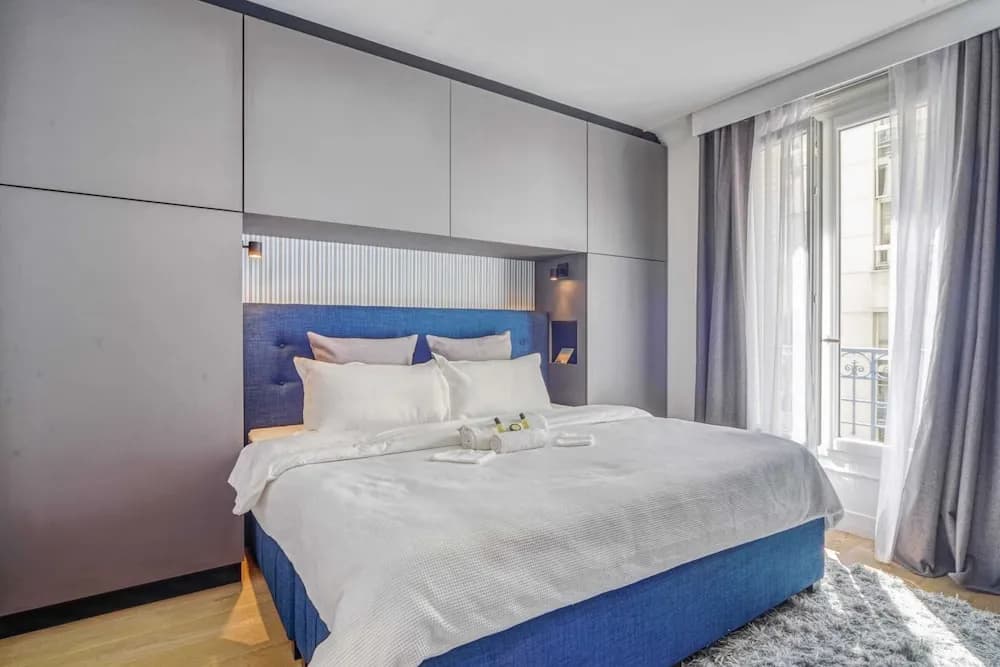 Luxe Apartment Near Père Lachaise Cemetery - photo 2