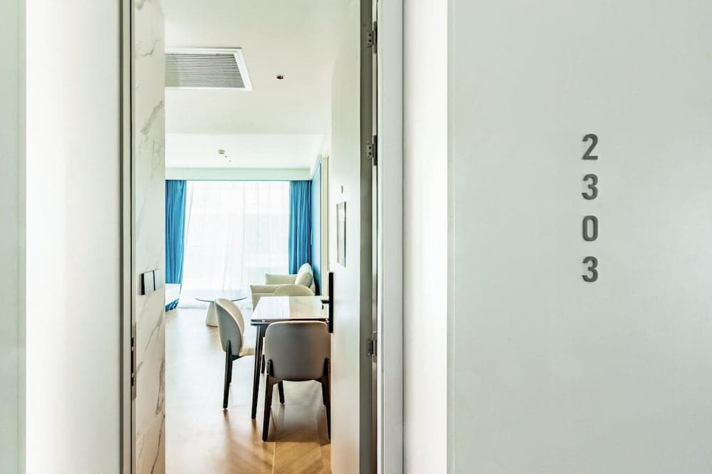 Unit 2303 Beachfront Pool-facing + Sea View - photo 1