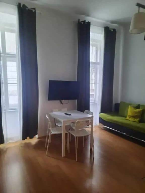 Charming 2BR Apt Prime City Spot - photo 1
