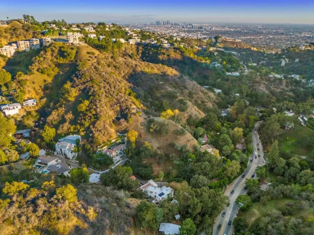 Willow Glen - Hollywood Hills Multi-level Villa With Theater & Pool - photo 13