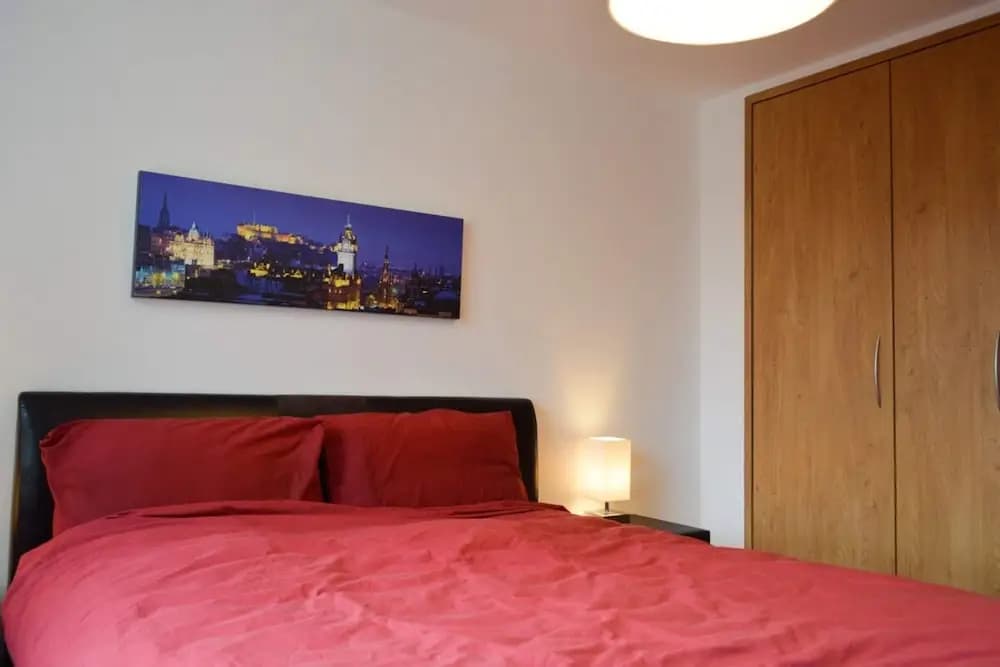 Modern 2 Bedroom Property in Central Edinburgh - photo 1