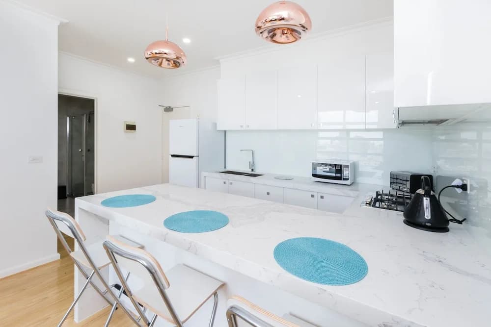 ROLAND, 1BDR Melbourne Apartment - photo 8