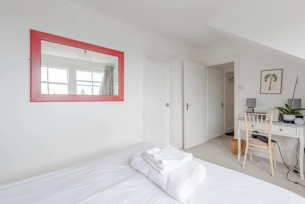 Top Floor 1BD Flat With Balcony - Ladbroke Grove - photo 4