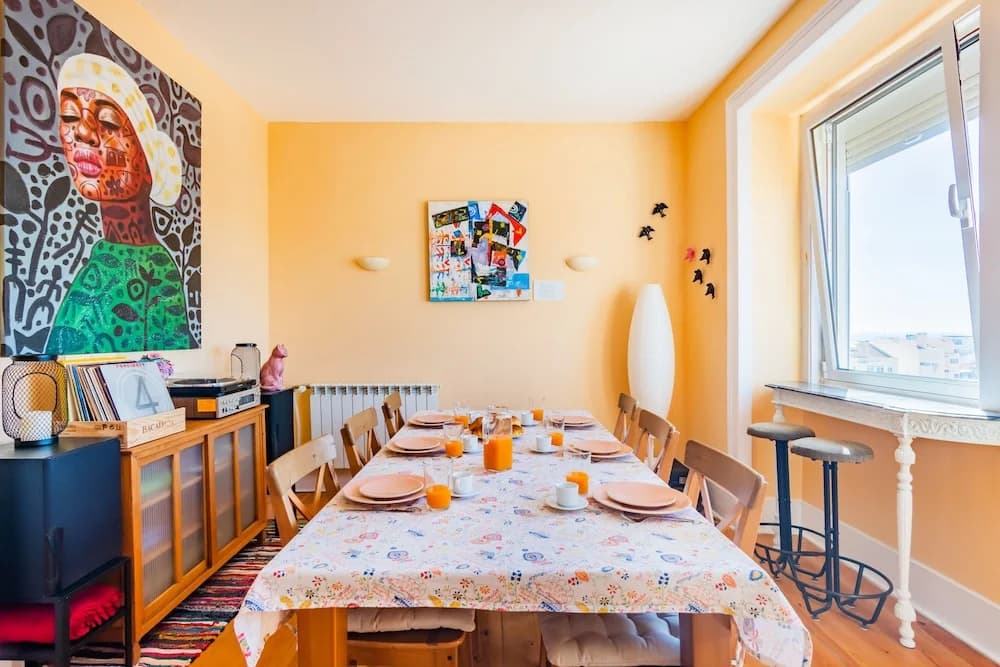 Bright & Beautiful Top Floor Graça Flat - photo 18