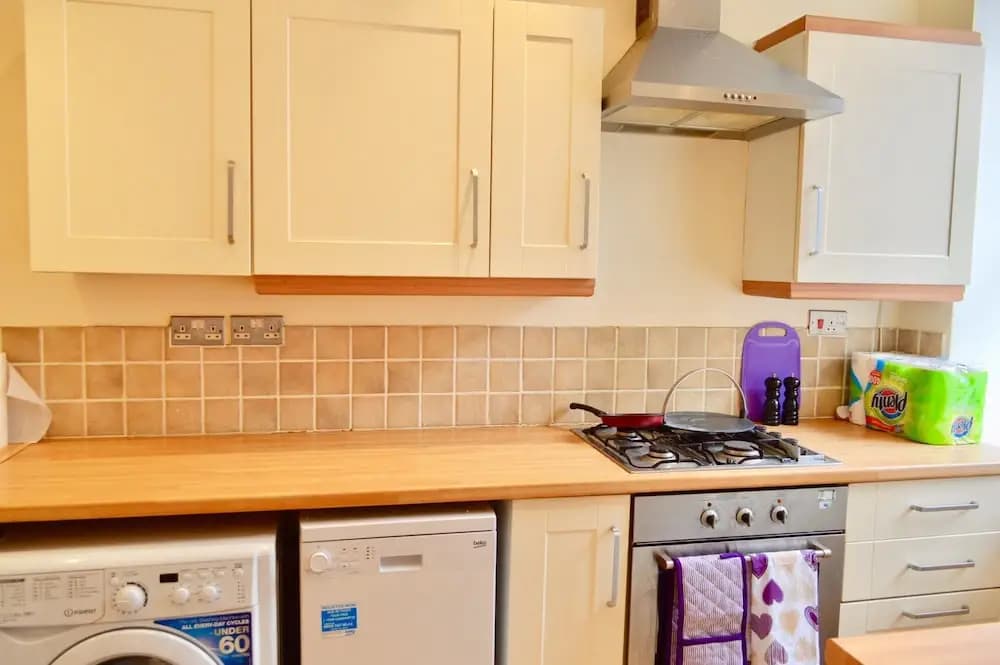 Central 3 Bedroom Flat - photo 11
