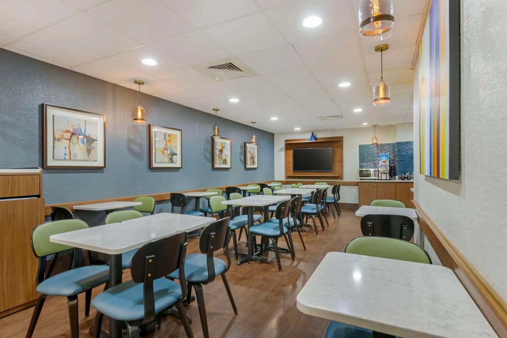 Best Western Plus Universal Inn - photo 22