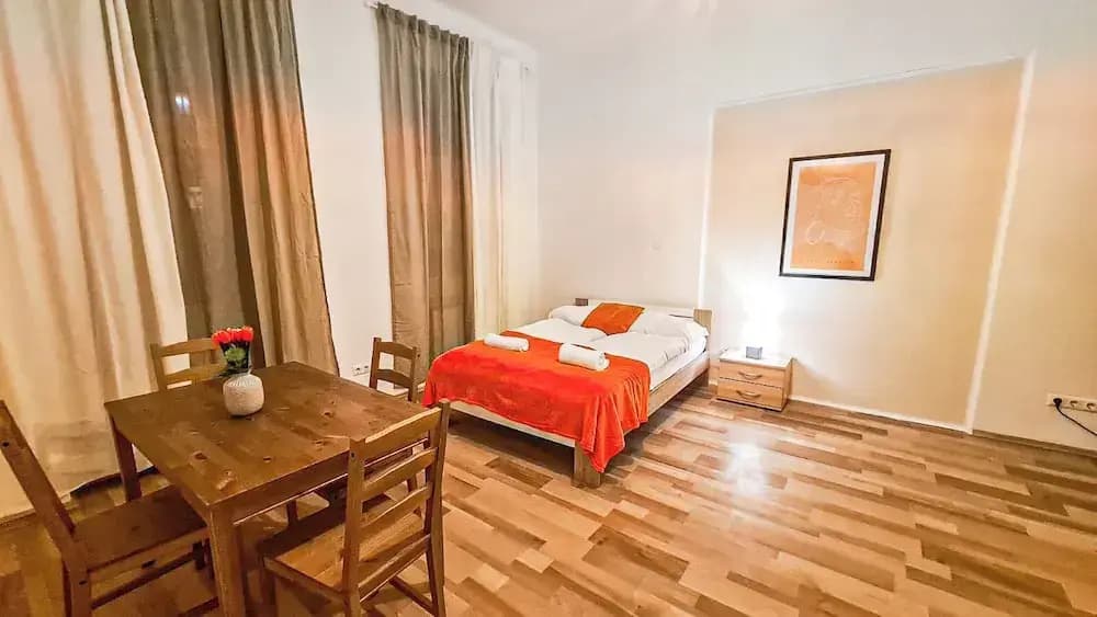 Classic 2BR Viennese Apt Near Downtown - photo 7