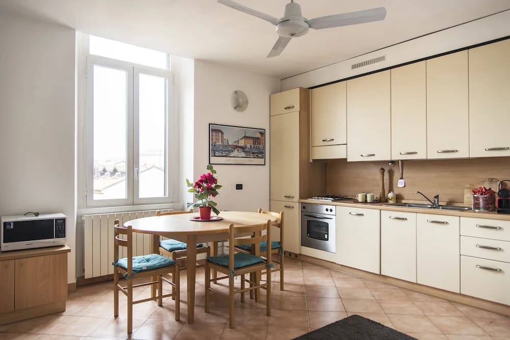 Typical Apartment on River Naviglio / Darsena - photo 9