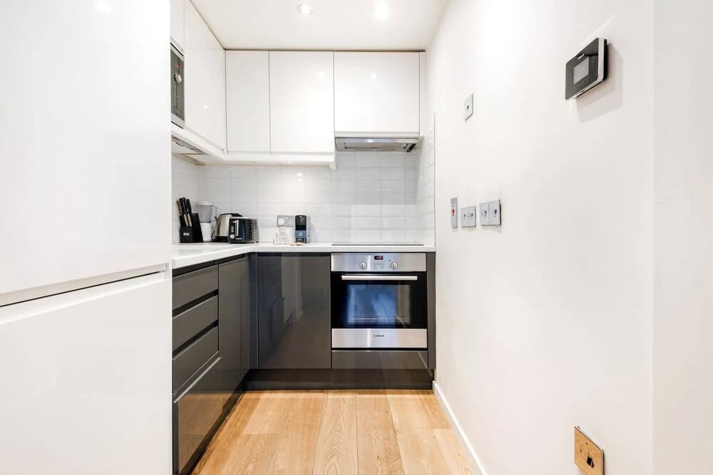 Bright and Modern Mayfair Apartment - photo 12