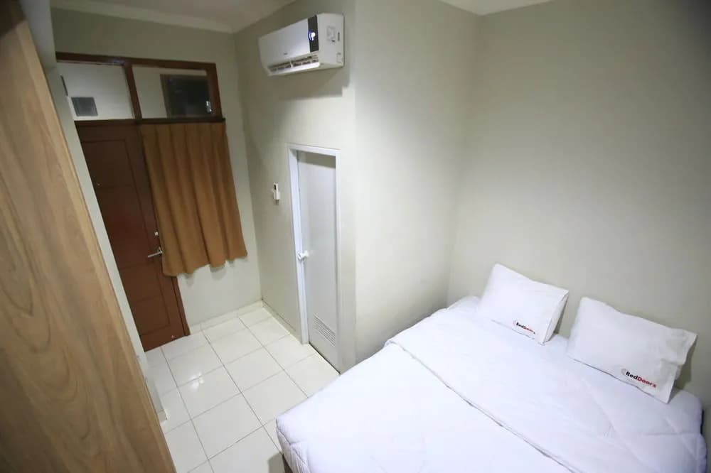 RedDoorz @ Karet Pedurenan 2 - photo 4