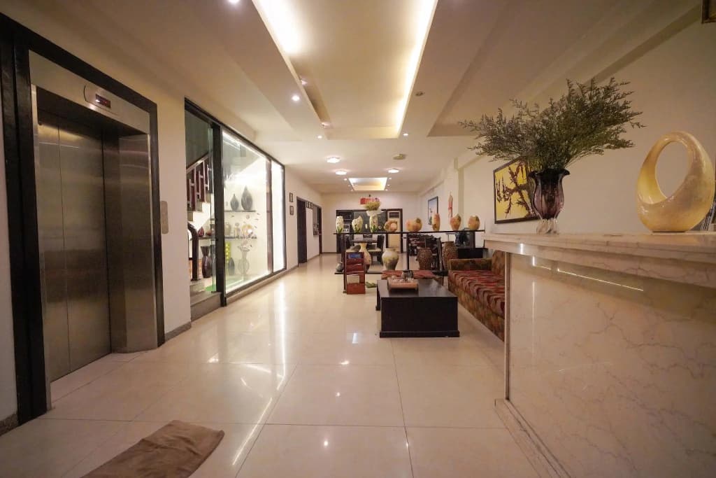 Happy Hotel - Kim Ma - photo 6