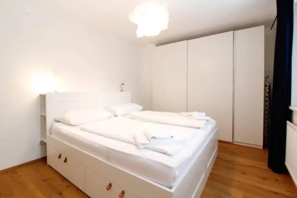 MODERN spacious, 2 BEDROOM, FREE PARKING - photo 3