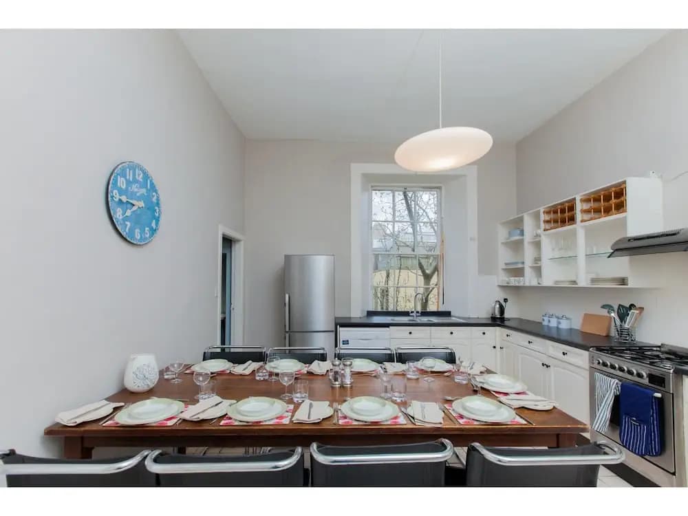 Spacious, Elegant 4BR New Town Flat For 9 - photo 17