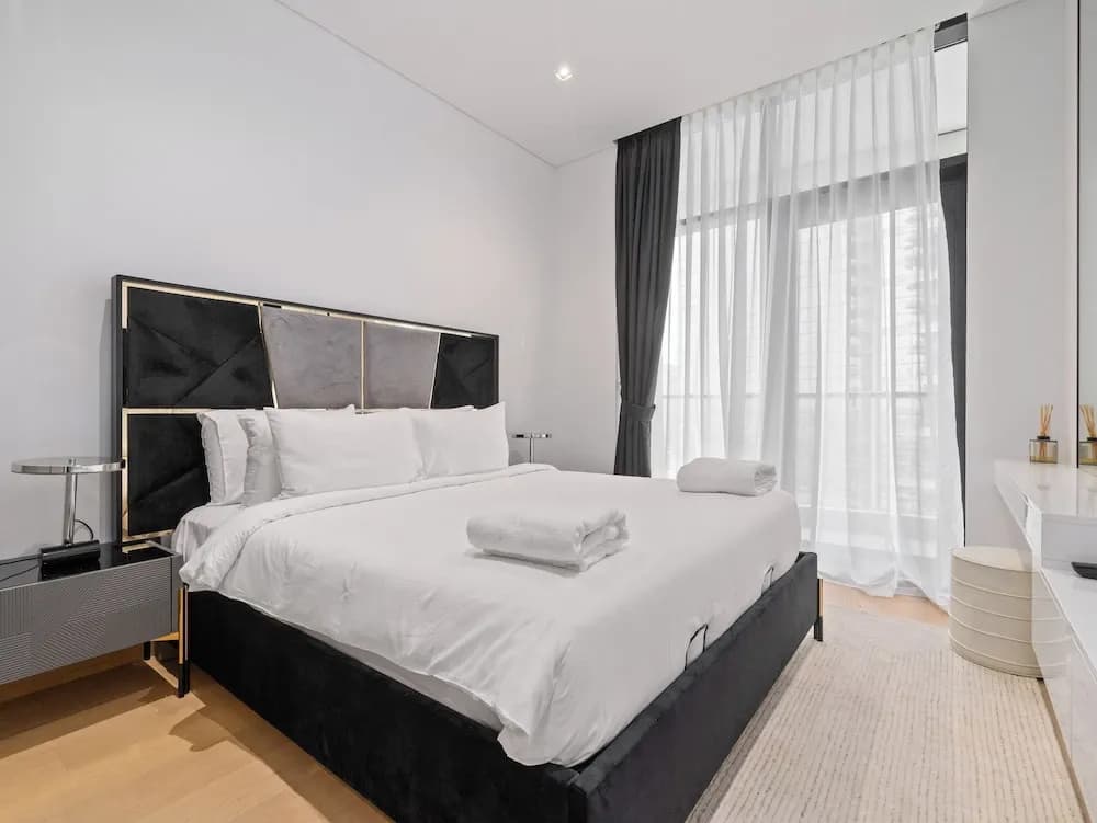 Elegant Apartment Amidst Vibrant Area with Balcony - photo 2