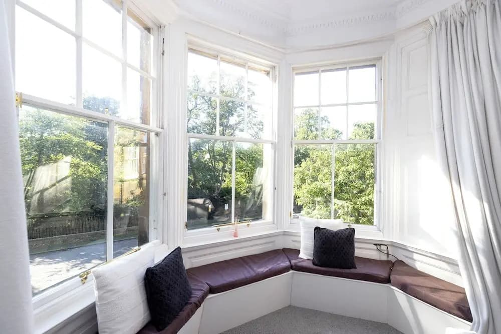 Delightful 3-bed Flat with Parking - photo 6