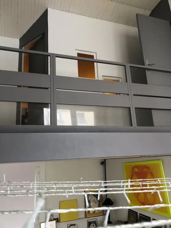 Bright bedroom in a family house - photo 8