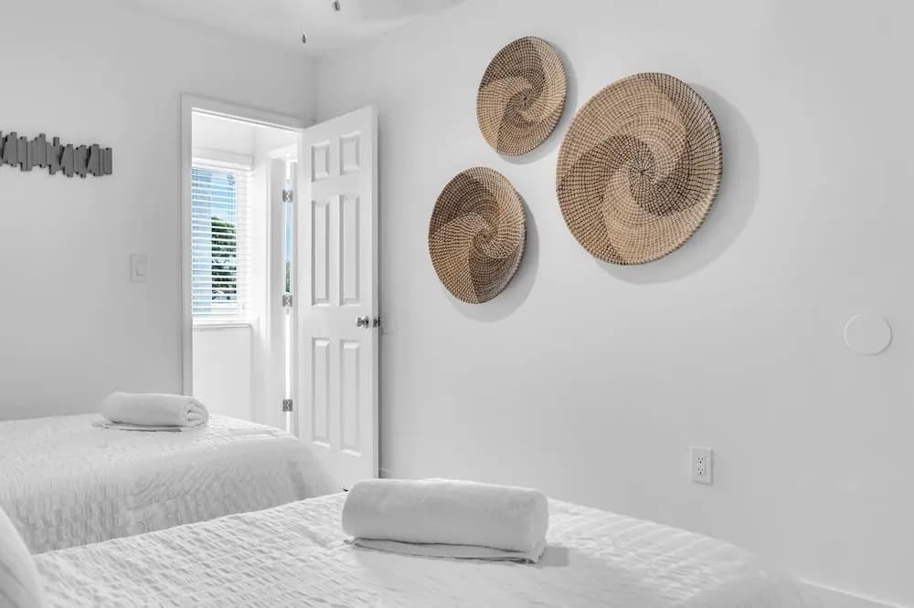 Stylish & Modern 4BD Home - photo 9