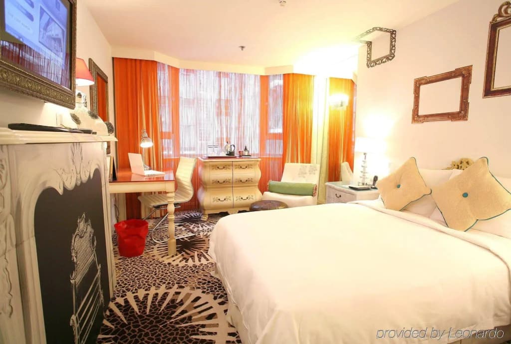 The Luxe Manor - photo 2