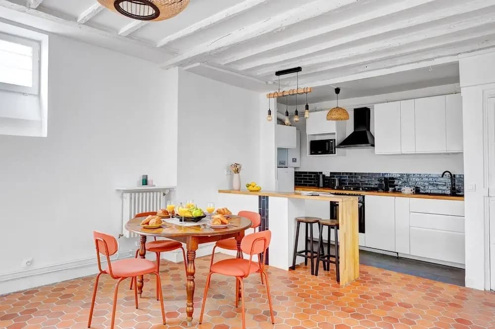 Bright 1BR Bastille Getaway - 4 Guests - photo 11