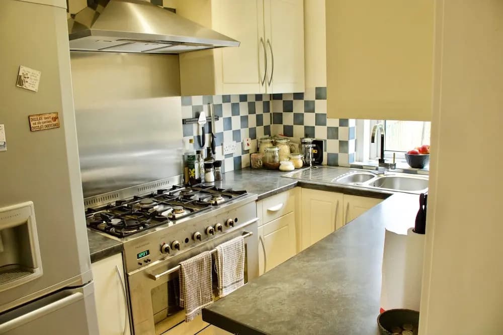 Ground Floor 2 Bedroom Flat - photo 11