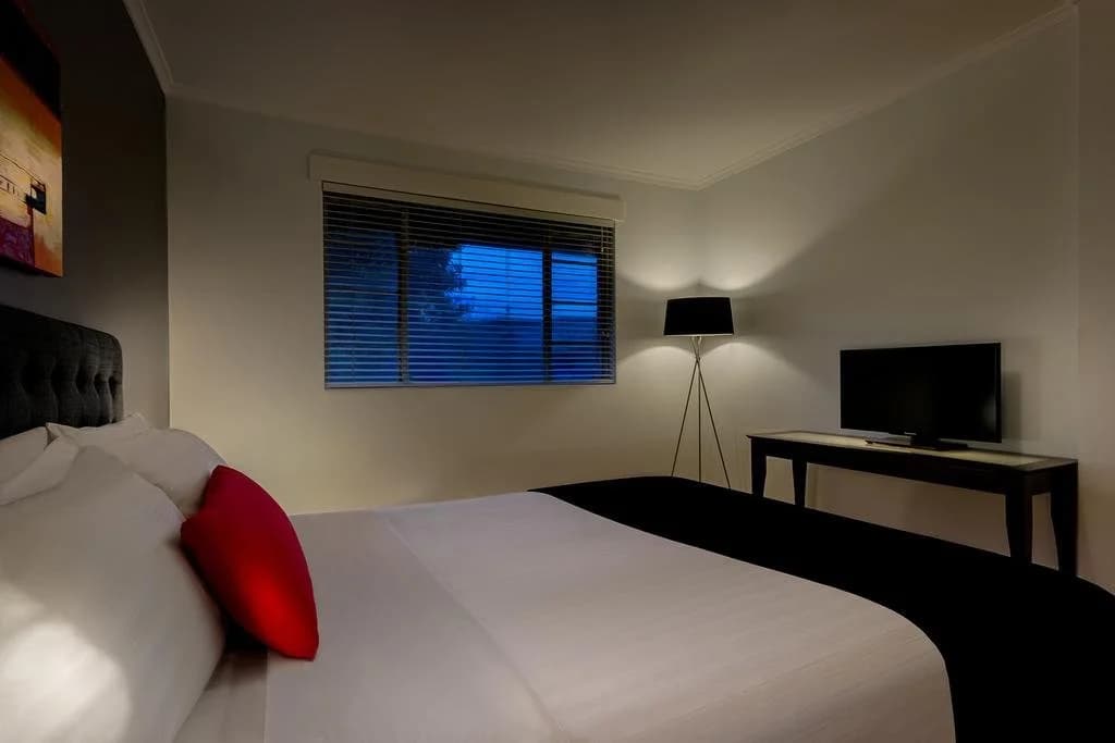 Crest on Barkly Serviced Apartments - photo 4