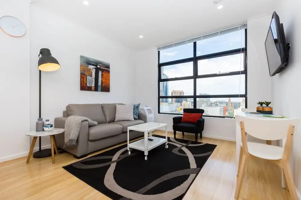 ROLAND, 1BDR Melbourne Apartment - photo 3