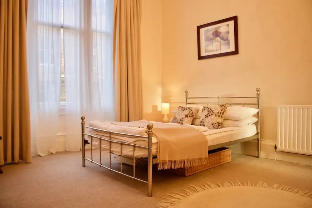 2 Bedroom Stockbridge Flat - main photo
